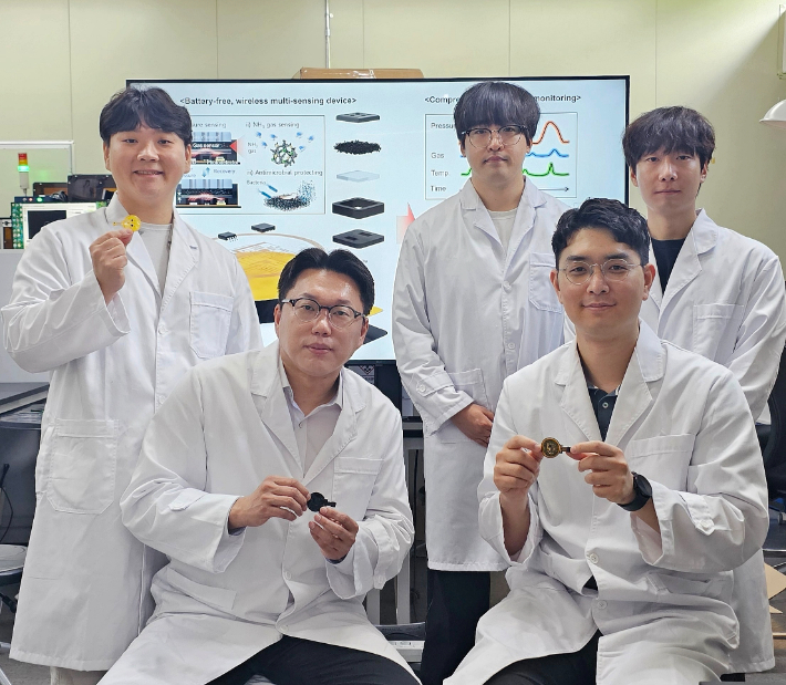 KERI 최명우 박사, 창원대 오용석 교수, 화학연 조동휘 박사, 화학연 이선우 학생(석박사 통합 과정), 창원대 김상원 학생(석사 과정). 왼쪽 위부터 반시계 방향. 한국전기연구원 제공 