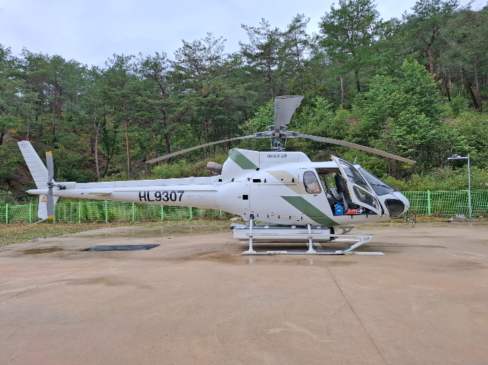 울진 구수곡자연휴양림 계류장에 조기 배치한 진화헬기(AS-350B2, 730L). 울진군 제공