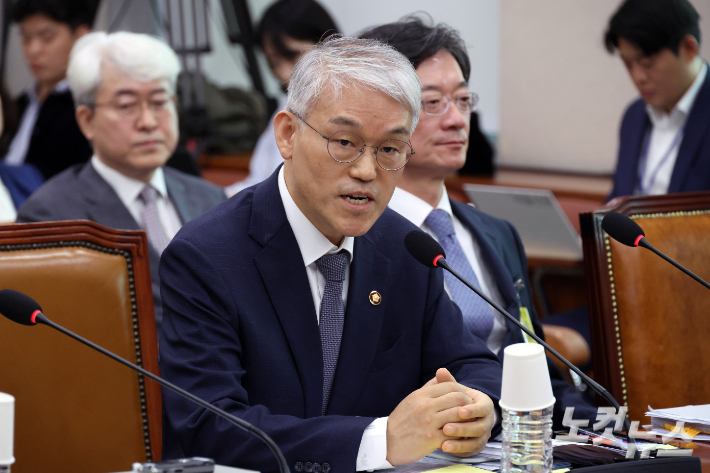 천대엽 법원행정처장이 13일 서울 여의도 국회에서 열린 법제사법위원회의 대법원(법원행정처)·사법연수원·사법정책연구원 등의 국정감사에서 발언을 하고 있다. 윤창원 기자
