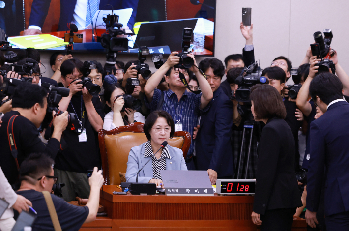 곽규택, 나경원 의원 등 국회 법제사법위원회 소속 국민의힘 의원들이 13일 서울 여의도 국회에서 열린 대법원 등에 대한 국정감사 진행과 관련해 추미애 법사위원장 자리로 찾아와 항의하고 있다. 연합뉴스