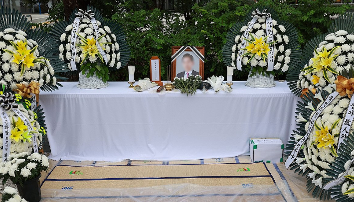 13일 민중기 특별검사팀 사무실이 있는 서울 광화문 KT웨스트빌딩 앞 인도에 '양평 공흥지구 특혜 의혹'과 관련해 수사받다 숨진 채 발견된 양평군 공무원 A씨의 분향소가 마련돼 있다. 연합뉴스