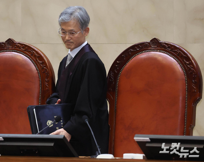 지난 5월 1일 조희대 대법원장을 비롯한 대법관들이 이재명 당시 더불어민주당 대선 후보의 공직선거법 위반 사건과 관련한 전원합의체 선고를 위해 대심판정에 입장하고 있다. 사진공동취재단