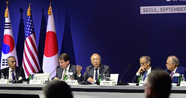 4일 서울 그랜드 하얏트 호텔에서 열린 제2회 한미일 경제대화(Trilateral Executive Dialogue, TED)에 참석한 정의선 현대차그룹 회장이 인사말을 하고 있다. 현대자동차그룹 제공