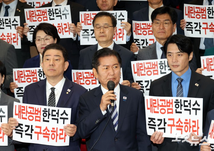 발언하는 정청래 대표