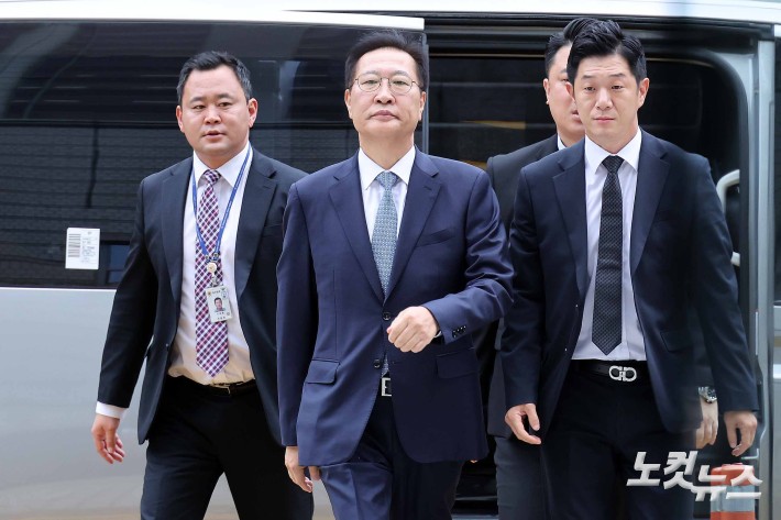 윤석열 전 대통령의 12·3 비상계엄 선포를 방조·가담한 혐의를 받는 박성재 전 법무부 장관이 14일 구속 전 피의자 심문(영장실질심사)을 받기 위해 서울 서초구 서울중앙지방법원으로 들어서고 있다.