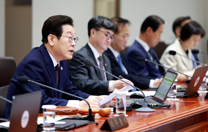 이재명 대통령이 14일 서울 용산 대통령실 청사에서 열린 국무회의를 주재하고 있다. 연합뉴스