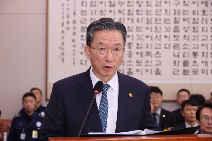 정성호 법무부 장관이 14일 서울 여의도 국회에서 열린 법무부 등에 대한 법제사법위원회 국정감사에서 인사말하고 있다. 연합뉴스