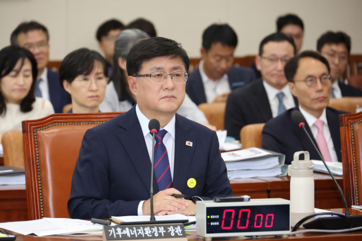 김성환 기후에너지환경부 장관이 14일 서울 여의도 국회에서 열린 기후에너지환경위원회 국정감사에 출석해 있다. 연합뉴스