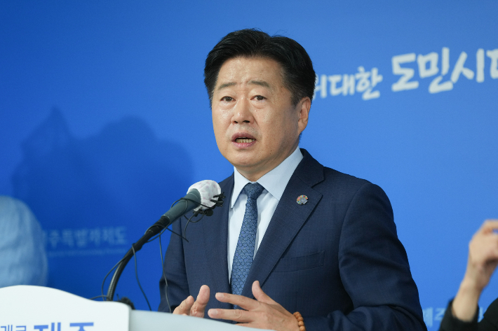 오영훈 제주지사가 14일 도청 기자실에서 제주 경제성장 전략을 발표했다. 제주도 제공