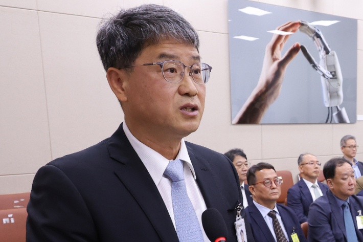 반상권 방송미디어통신위원회 위원장 직무대리가 14일 국회 과학기술정보방송통신위원회에서 열린 2025년도 국정감사에서 업무 현황 보고에서 인사말을 하고 있다. 연합뉴스