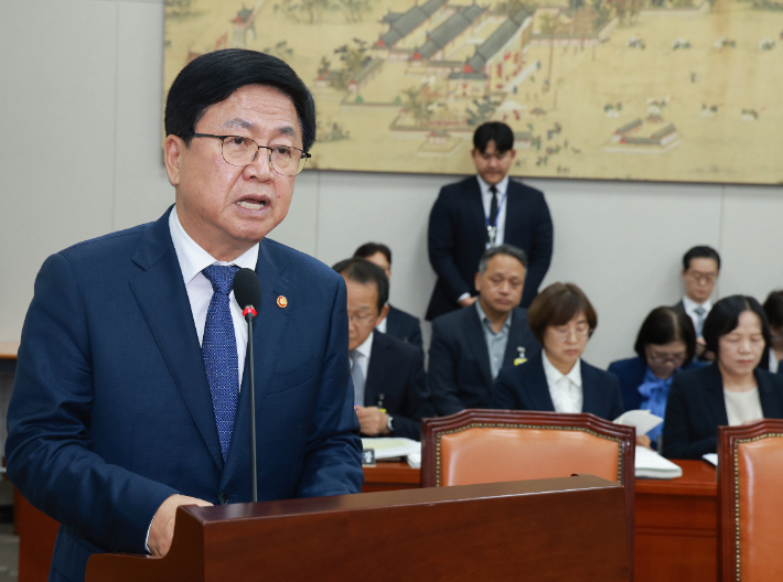 14일 서울 여의도 국회에서 열린 교육부, 국가교육위원회 등에 대한 교육위원회 국정감사에서 최교진 교육부 장관이 기관보고하고 있다. 연합뉴스
