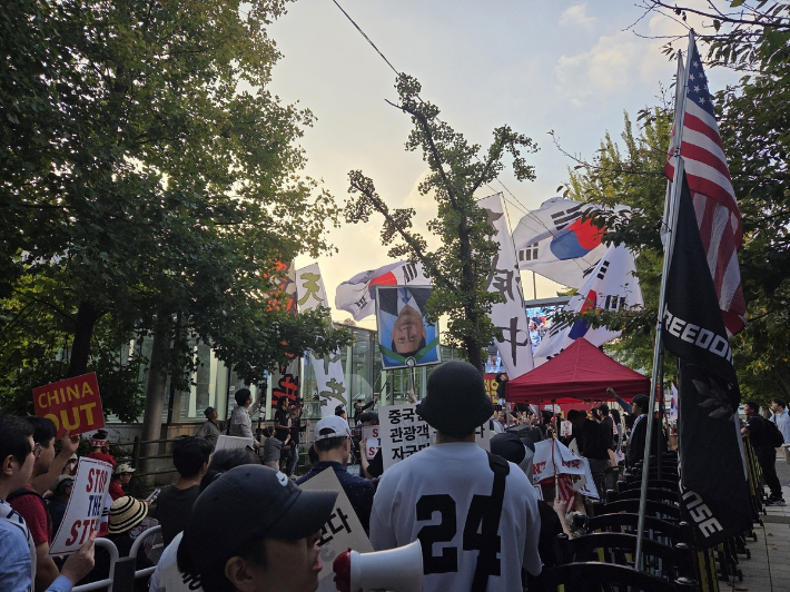지난달 29일 서울 영등포구 여의도 일대에서 '중국인 단체 관광객 무비자 입국 반대' 집회가 열리고 있다. 연합뉴스