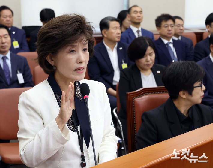 선서하는 박선영 진실화해위원장