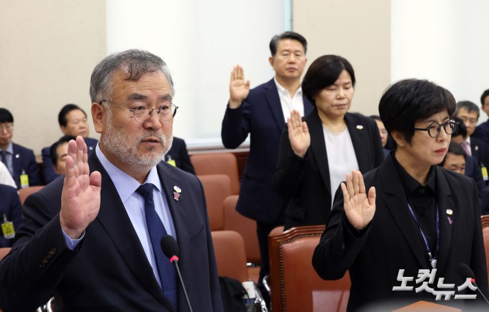 국감 선서하는 이태원참사특조위원장