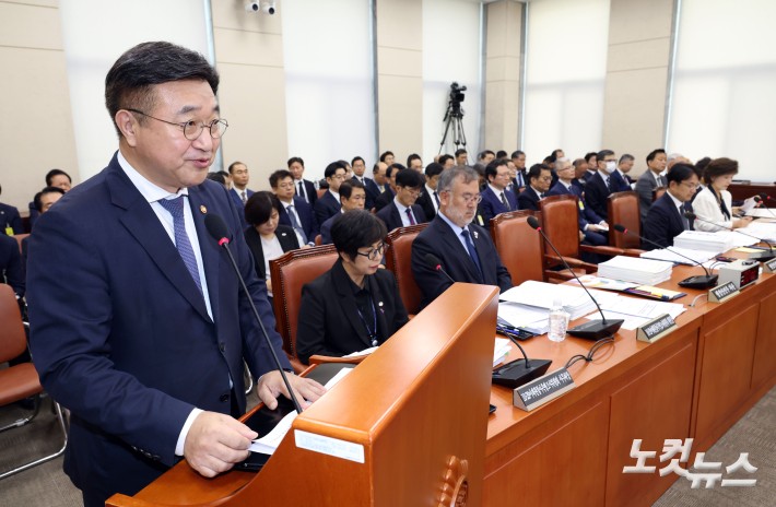 행안부 장관, 국감 출석