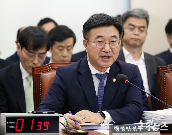 질의에 답하는 행안장관