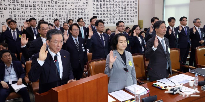 정성호 법무부 장관이 14일 서울 여의도 국회에서 열린 법제사법위원회의 법무부 등에 대한 국정감사에서 증인선서를 하고 있다.