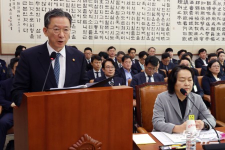 정성호 법무부 장관이 14일 서울 여의도 국회에서 열린 법제사법위원회의 법무부 등에 대한 국정감사에서 업무보고를 하고 있다.