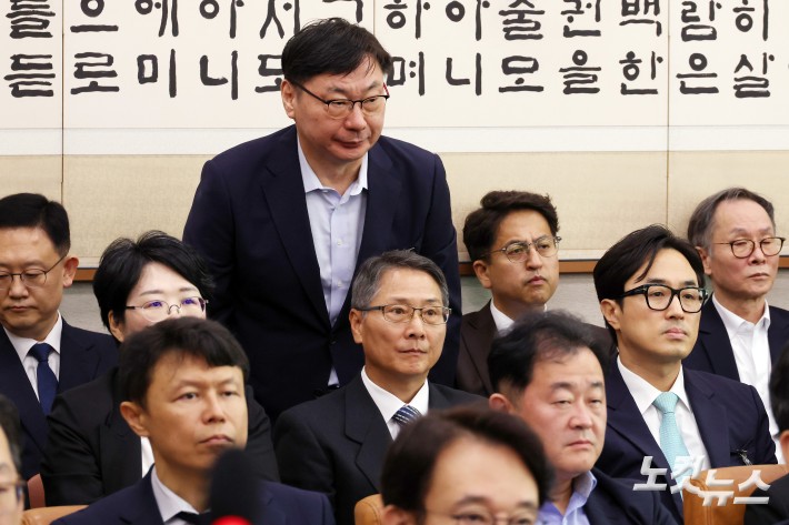 이화영 전 경기도 평화부지사가 14일  서울 여의도 국회에서 열린 법제사법위원회의 법무부 등에 대한 국정감사에 출석해 인사를 하고 있다.