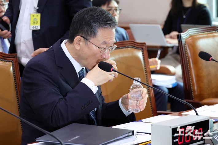 정성호 법무부 장관이 14일 서울 여의도 국회에서 열린 법제사법위원회의 법무부 등에 대한 국정감사에서 물을 마시고 있다.