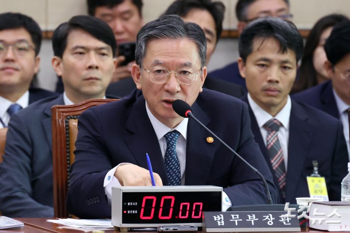 정성호 법무부 장관이 14일 서울 여의도 국회에서 열린 법제사법위원회의 법무부·대한법률구조공단 등에 대한 국정감사에서 의원 질의에 답변을 하고 있다.