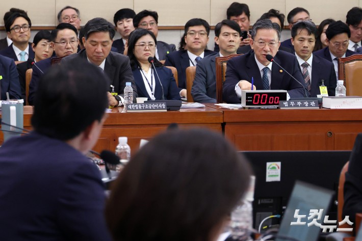 정성호 법무부 장관이 14일 서울 여의도 국회에서 열린 법제사법위원회의 법무부·대한법률구조공단 등에 대한 국정감사에서 의원 질의에 답변을 하고 있다.