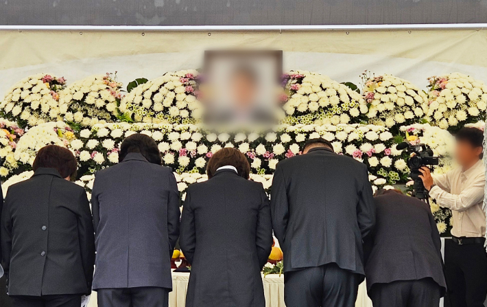 김건희 여사 의혹을 수사 중인 민중기 특별검사팀에서 조사받은 뒤 숨진 경기 양평군청 소속 50대 사무관(5급) A씨의 영결식이 14일 경기도 양평군청에서 엄수되고 있다. 연합뉴스