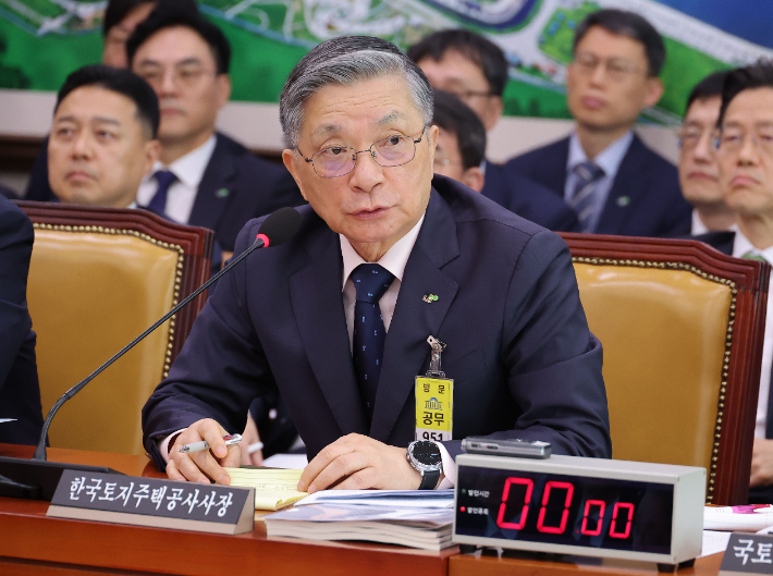 이한준 한국토지주택공사 사장이 14일 서울 여의도 국회에서 열린 국토교통위원회 국정감사에서 의원 질의에 답변하고 있다. 연합뉴스