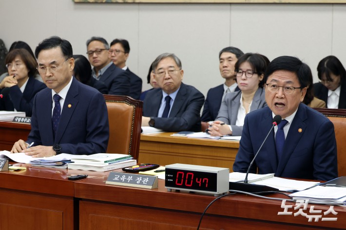 최교진 교육부 장관이 14일 서울 여의도 국회에서 열린 교육부·국가교육위원회 등에 대한 국정감사에서 의원 질의에 답변을 하고 있다. (왼쪽 차정인 국가교육위원회 위원장)