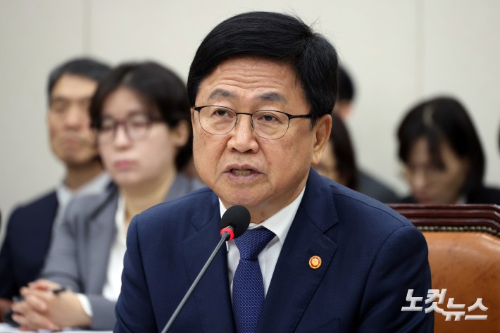 최교진 교육부 장관이 14일 서울 여의도 국회에서 열린 교육부·국가교육위원회 등에 대한 국정감사에서 의원 질의에 답변을 하고 있다.