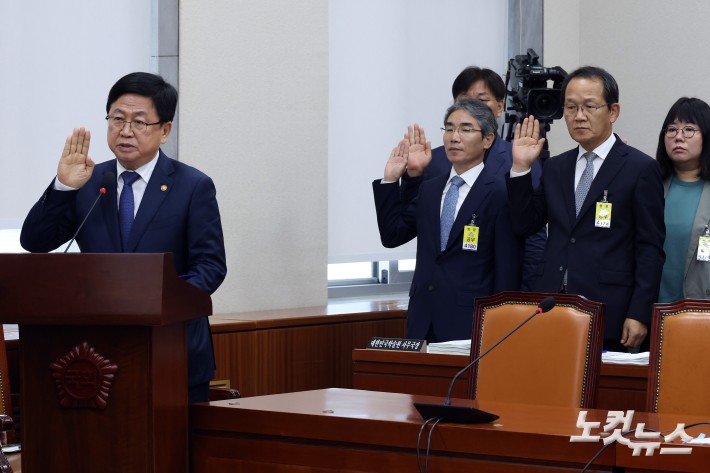 최교진 교육부 장관이 14일 서울 여의도 국회에서 열린 교육부·국가교육위원회 등에 대한 국정감사에서 선서를 하고 있다.