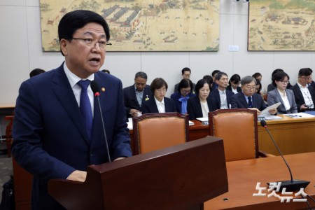 최교진 교육부 장관이 14일 서울 여의도 국회에서 열린 교육부·국가교육위원회 등에 대한 국정감사에서 업무보고를 하고 있다.