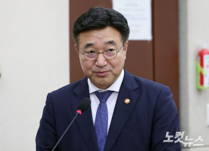 윤호중 행정안전부 장관이 14일 오전 국회 행정안전위원회 국정감사에 출석해 업무보고를 하고 있다. 황진환 기자