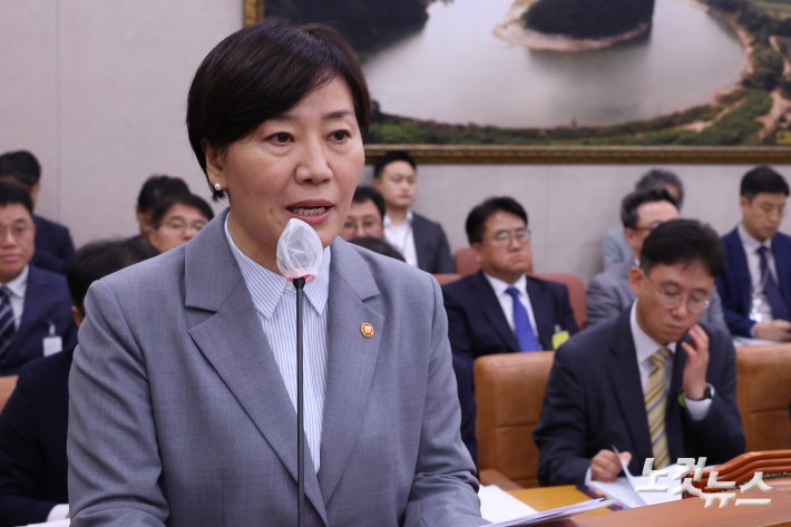 송미령 농림축산식품부 장관이 14일 서울 여의도 국회에서 열린 농림축산식품해양수산위원회의 농림축산식품부·축산물품질평가원 등에 대한 국정감사에서 업무보고를 하고 있다.