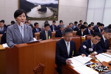 송미령 농림축산식품부 장관이 14일 서울 여의도 국회에서 열린 농림축산식품해양수산위원회의 농림축산식품부·축산물품질평가원 등에 대한 국정감사에서 업무보고를 하고 있다.