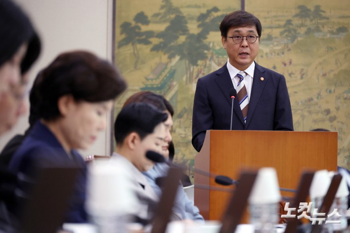 최휘영 문화체육부 장관이 14일 서울 여의도 국회에서 열린 문화체육관광위원회의 문화체육관광부에 대한 국정감사에서 업무보고를 하고 있다.