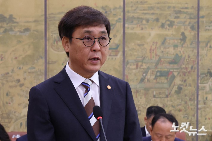 최휘영 문화체육부 장관이 14일 서울 여의도 국회에서 열린 문화체육관광위원회의 문화체육관광부에 대한 국정감사에서 업무보고를 하고 있다.