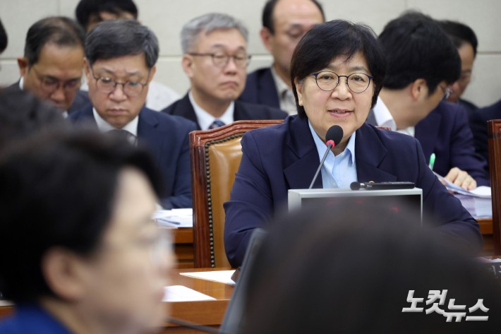 정은경 보건복지부 장관 14일 서울 여의도 국회에서 열린 보건복지위원회의 보건복지부 등에 대한 국정감사에서 의원 질의에 답변을 하고 있다.