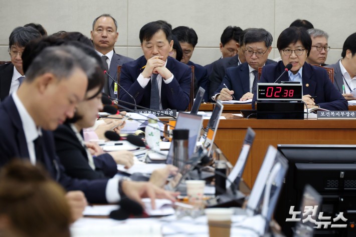 정은경 보건복지부 장관 14일 서울 여의도 국회에서 열린 보건복지위원회의 보건복지부 등에 대한 국정감사에서 의원 질의에 답변을 하고 있다.