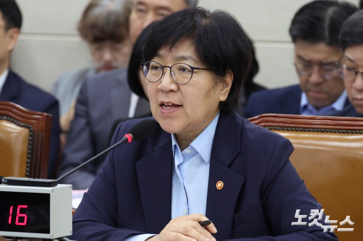 정은경 보건복지부 장관 14일 서울 여의도 국회에서 열린 보건복지위원회의 보건복지부 등에 대한 국정감사에서 의원 질의에 답변을 하고 있다.