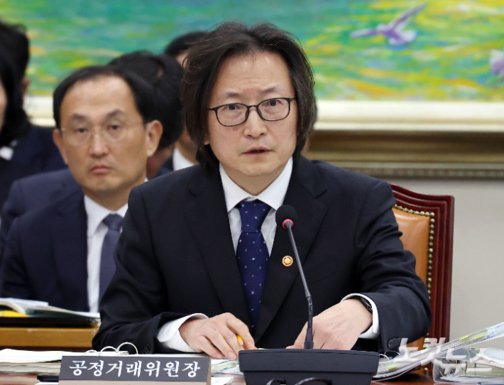 주병기 공정거래위원장이 14일 오전 국회 정무위원회 국정감사에 출석해 질의를 듣고 있다. 황진환 기자