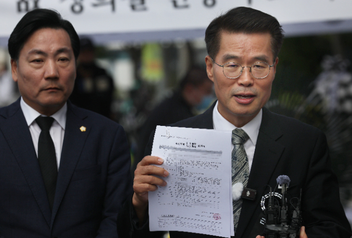 지난 10일 자택에서 숨진 채 발견된 경기 양평군청 소속 50대 사무관 A씨의 변호사인 박경호 국민의힘 대전 대덕 당협위원장이 14일 광화문 KT 빌딩 앞에서 기자회견을 하고 있다. A씨는 지난 2일 김건희 여사 관련 의혹 중 양평 공흥지구 개발 특혜 의혹에 관해 특검 조사를 받았다. 연합뉴스