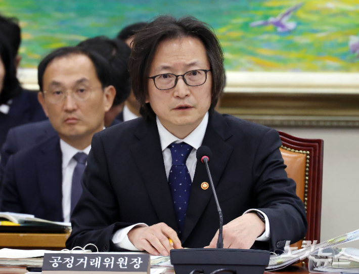 주병기 공정거래위원장이 14일 오전 국회 정무위원회 국정감사에 출석해 질의를 듣고 있다. 황진환 기자