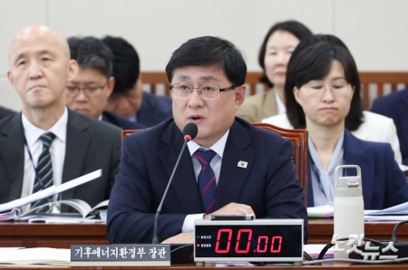 국감 출석한 김성환 장관