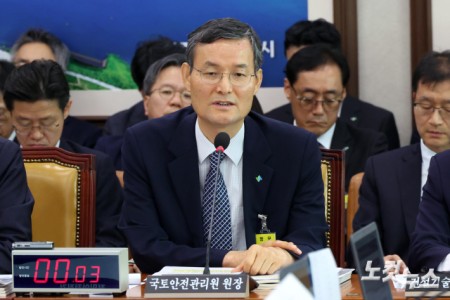 김일환 국토안전관리원장이 14일 서울 여의도 국회에서 열린 국토교통위원회의 한국토지주택공사·국토안전관리원 등에 대한 국정감사에서 의원 질의에 답변을 하고 있다.