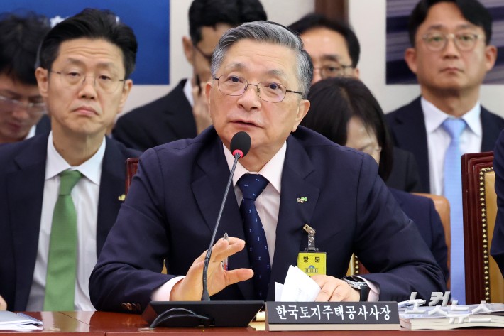 이한준 한국토지주택공사(LH) 사장이 14일 서울 여의도 국회에서 열린 국토교통위원회의 한국토지주택공사·국토안전관리원 등에 대한 국정감사에서 의원 질의에 답변을 하고 있다.