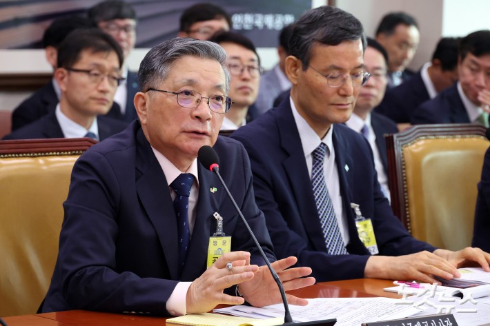 답변하는 이한준 한국토지주택공사 사장