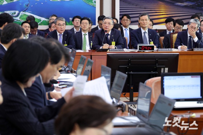 이한준 한국토지주택공사(LH) 사장이 14일 서울 여의도 국회에서 열린 국토교통위원회의 한국토지주택공사·국토안전관리원 등에 대한 국정감사에서 의원 질의에 답변을 하고 있다.