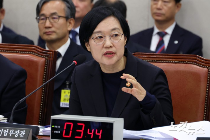 한성숙 중소벤처기업부 장관이 14일 서울 여의도 국회에서 열린 산업통상자원중소벤처기업위원회의 중소벤처기업부 등에 대한 국정감사에서 의원 질의에 답변을 하고 있다.