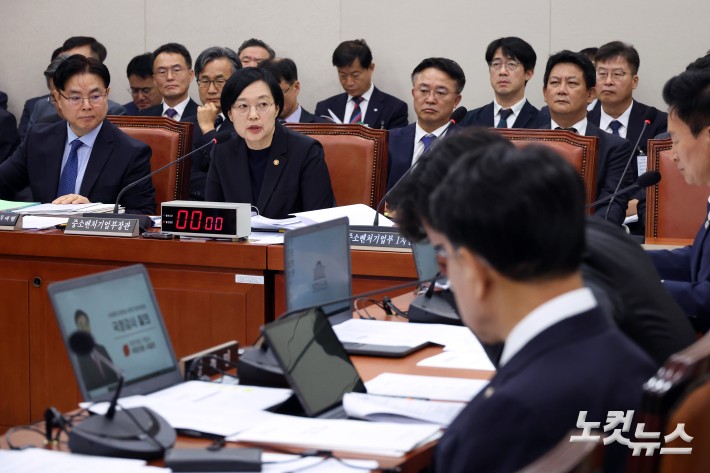 한성숙 중소벤처기업부 장관이 14일 서울 여의도 국회에서 열린 산업통상자원중소벤처기업위원회의 중소벤처기업부 등에 대한 국정감사에서 의원 질의에 답변을 하고 있다.